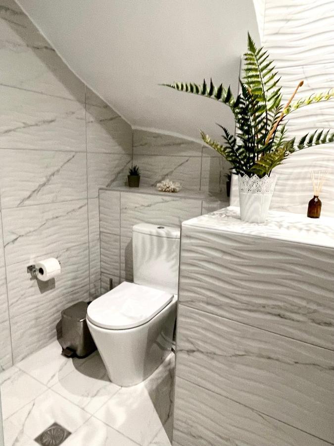 Emerald Luxury - Ath Airport Apartment